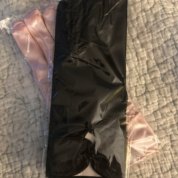 One pair Womans black gloves 🧤 - Picture 2 of 2